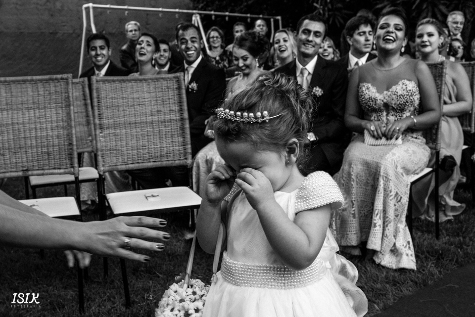 daminha chorando na entrada do casamento