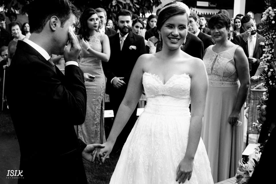 noivo emocionado nos votos do casamento