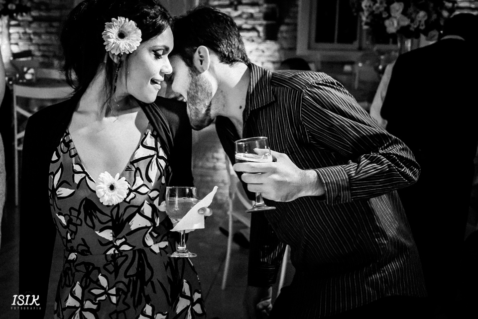 casal de amigos no casamento