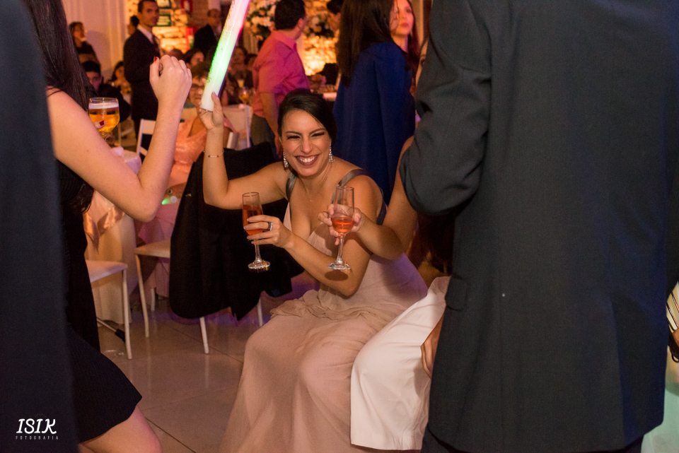 madrinha animada no casamento