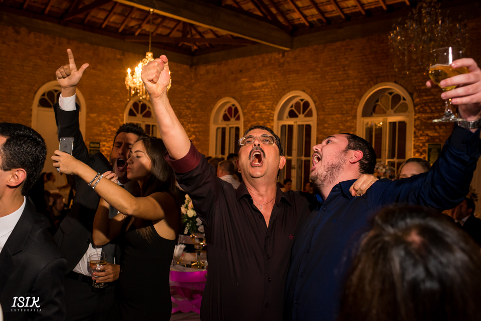 convidados felizes na recepção do casamento