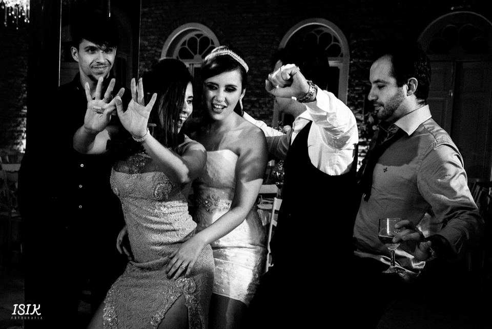 convidados dançando na festa de casamento