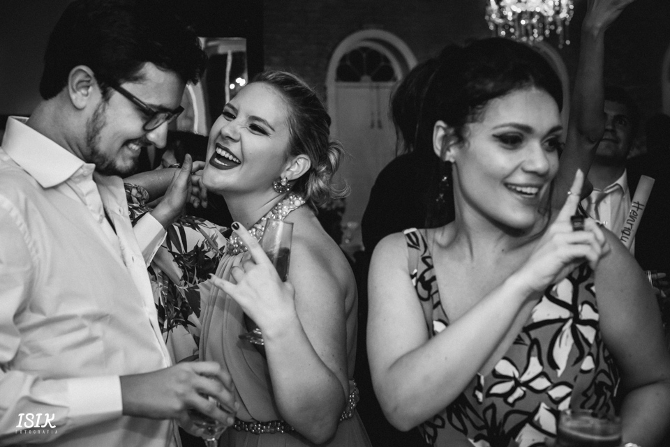 convidados muito felizes no casamento e recepção