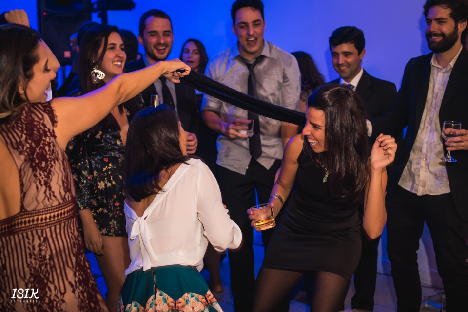 noivos dançando no casamento