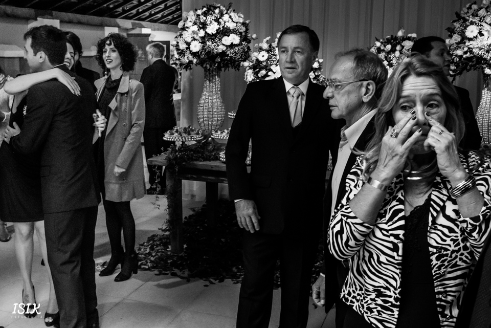 amigos dos noivos no casamento