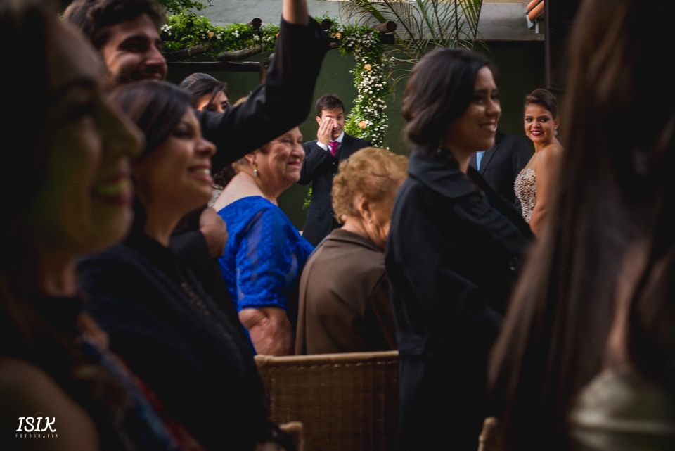 entrada da noiva no casamento noivo emocionado