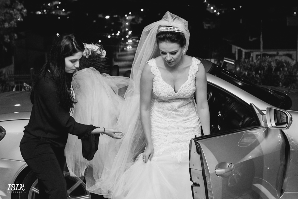 noiva na entrada da igreja casamento juiz de fora isik fotografia