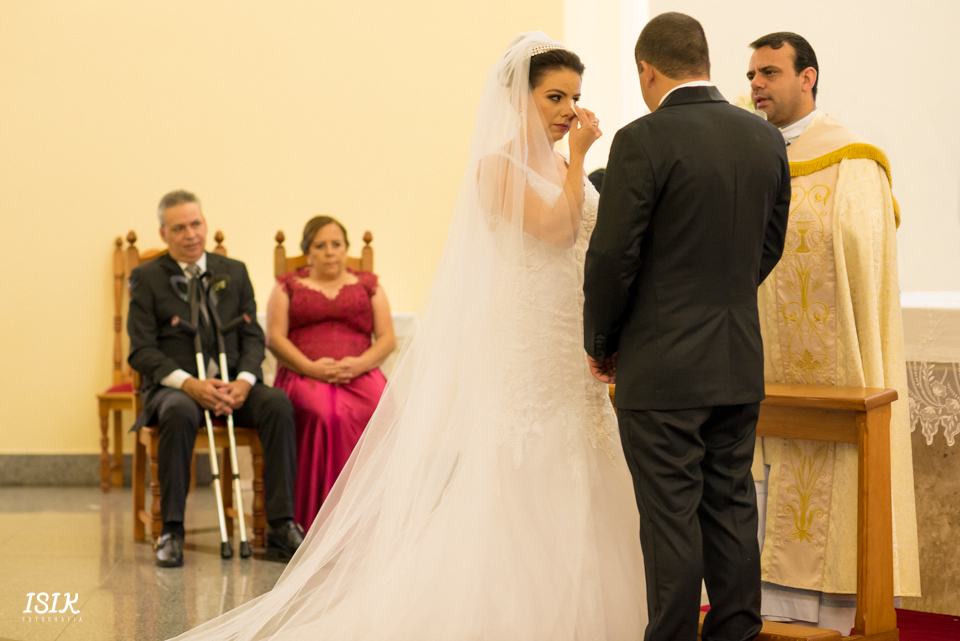 noiva chorando no altar cerimônia de casamento