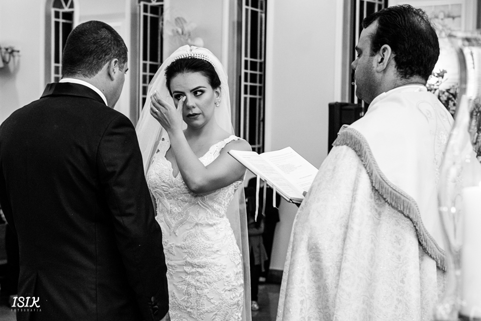 noiva emocionada na cerimônia de casamento