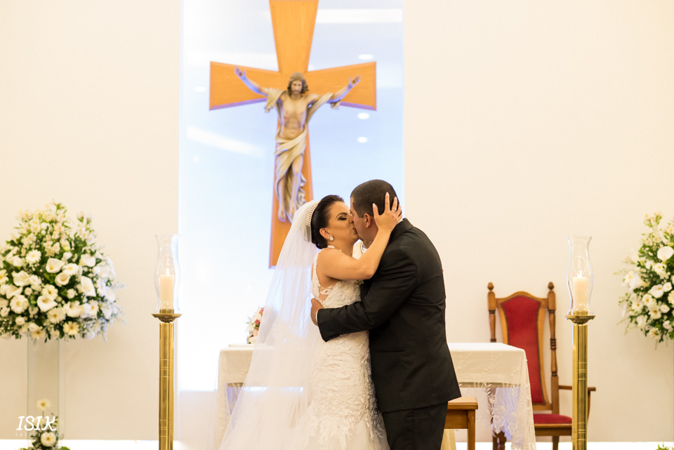 beijo dos noivos no altar casamento juiz de fora