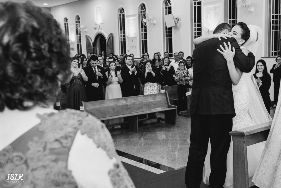 noivos felizes no altar