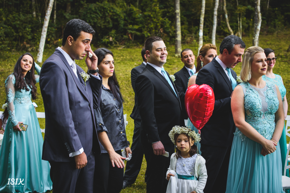 noivo emocionado na entrada da noiva