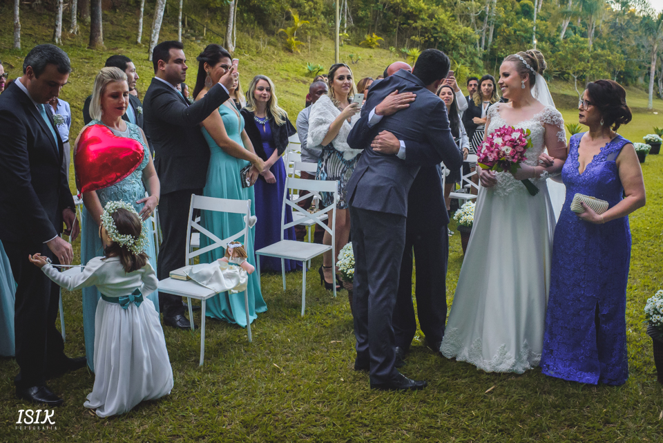 abraço do noivo no pai da noiva na entrada do casamento
