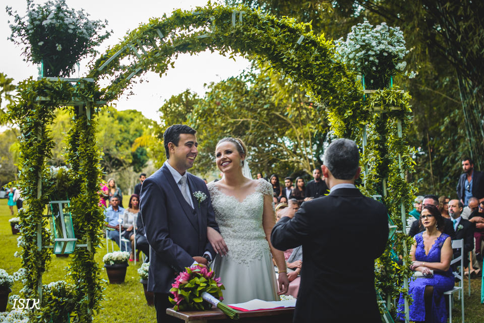 noivos felizes no altar durante o casamento