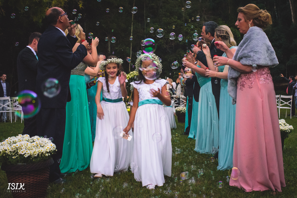 saída dos noivos no casamento