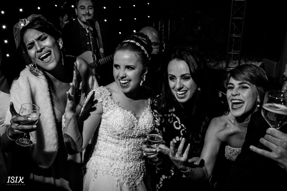 amiga da noiva felizes no casamento