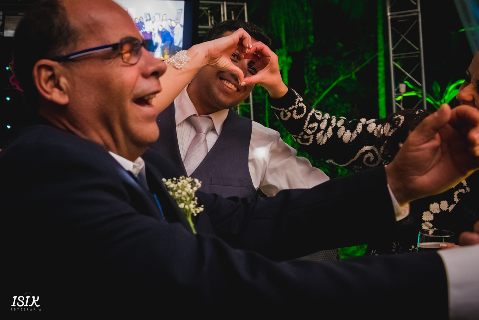 amigos dos noivos durante o casamento