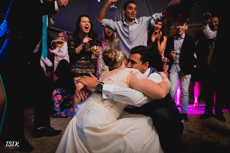 noivos curtindo a festa durante o casamento