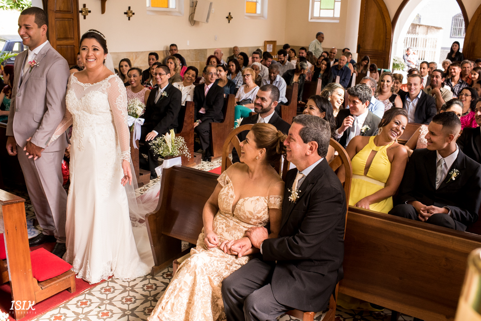 noivos no casamento felizes