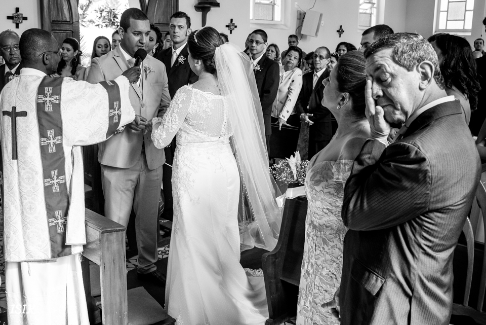 pai da noiva emocionada no casamento