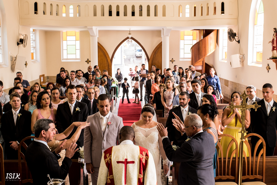noivos sendo abençoados no dia do casamento