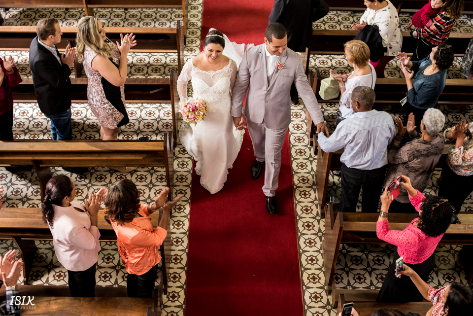 saída dos noivos do casamento