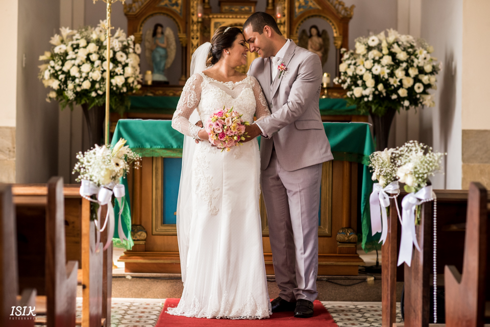 noivos no alta no dia do casamento
