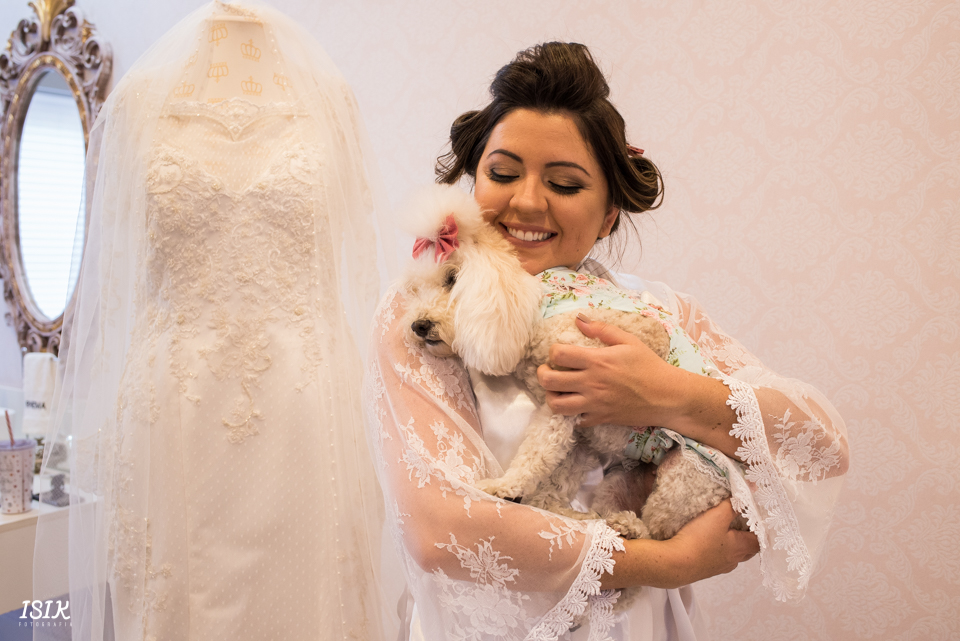 noiva com seu bichinho de estimação