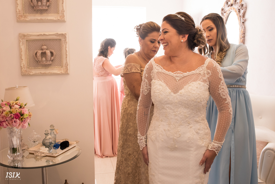 mãe e irmã da noiva no casamento