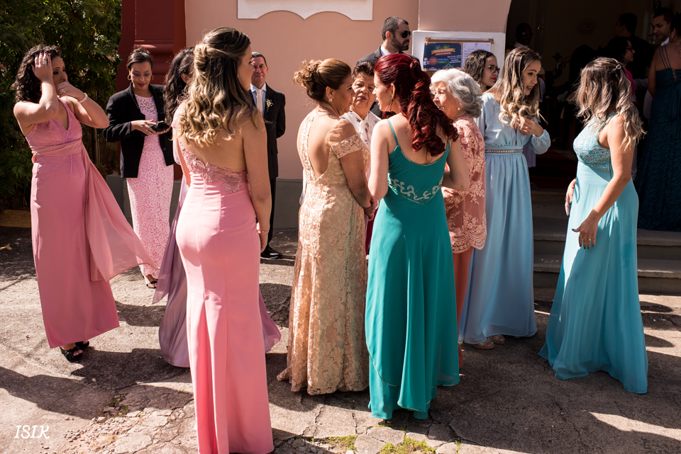 convidados nos noivos na igreja no dia do casamento