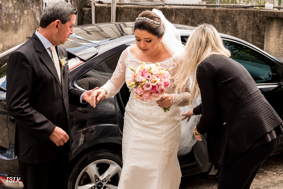 pai da noiva no carro no dia do casamento