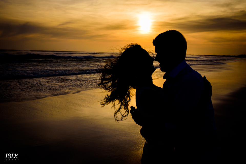 noivos ensaio pré-casamento na praia 