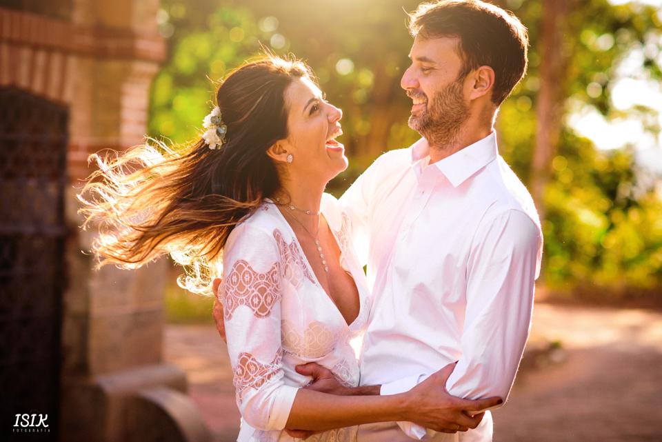 noivos felizes ensaio pré-casamento