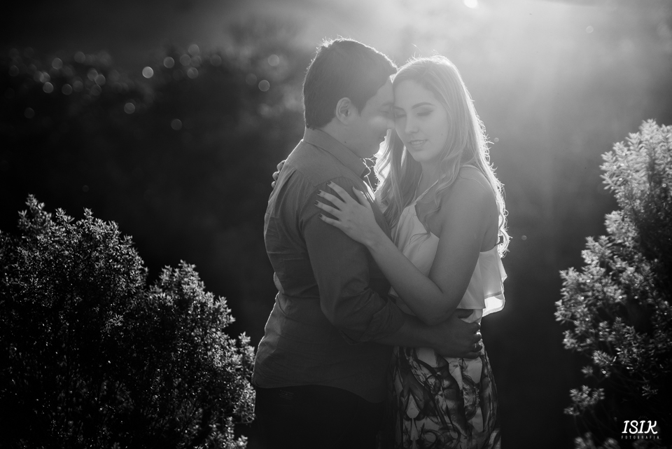 noivos felizes em ensaio pré-casamento