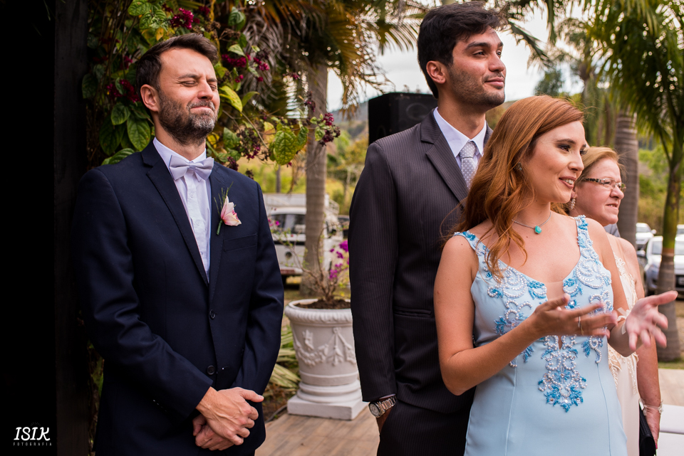 noivo emocionado no dia do casamento