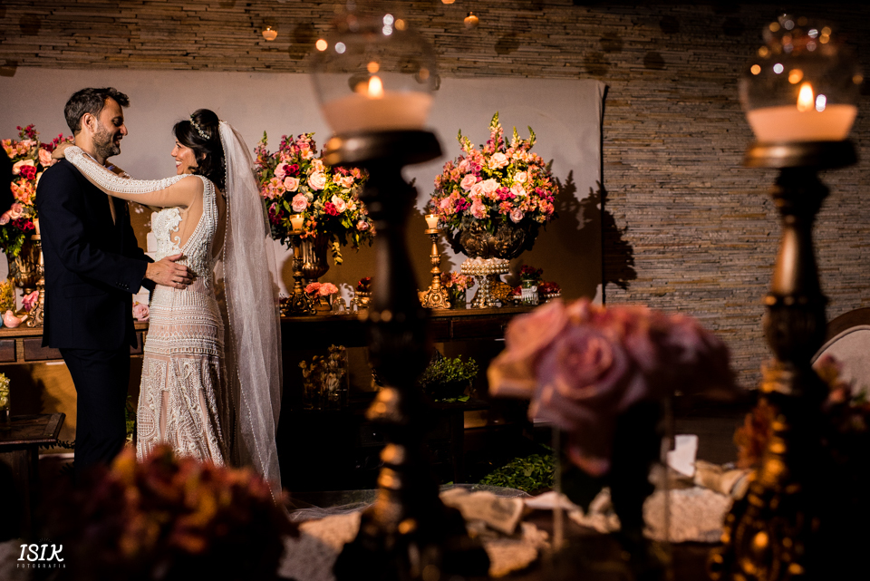 noivos na mesa do bolo