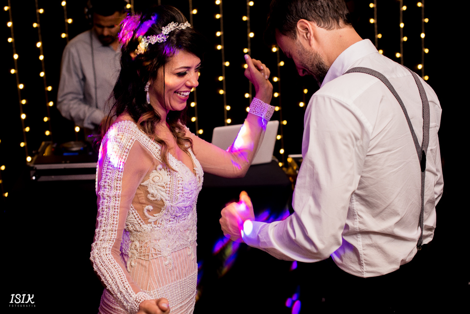 noivos na pista de dança felizes