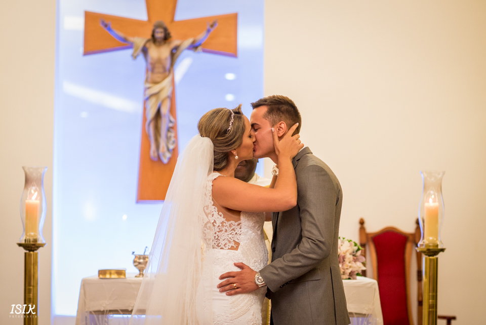 beijo dos noivos casamento