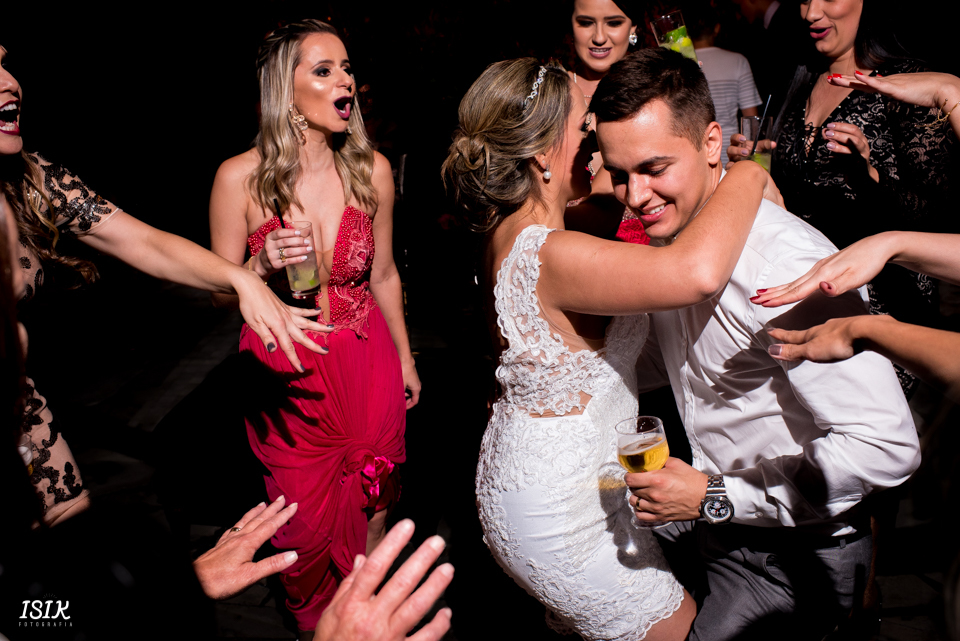 noivos felizes na pista de dança 