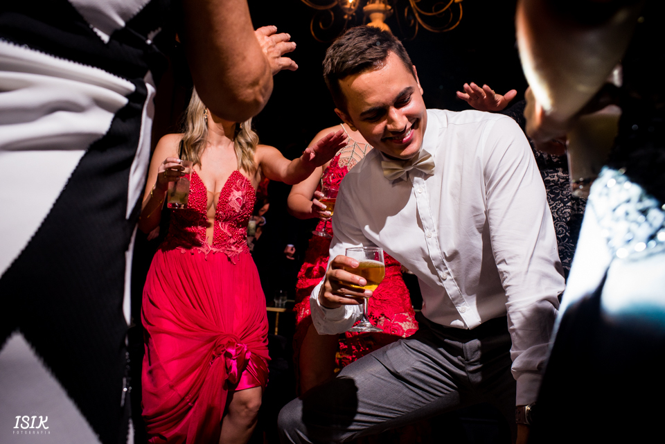 noivo dançando na pista de dança 