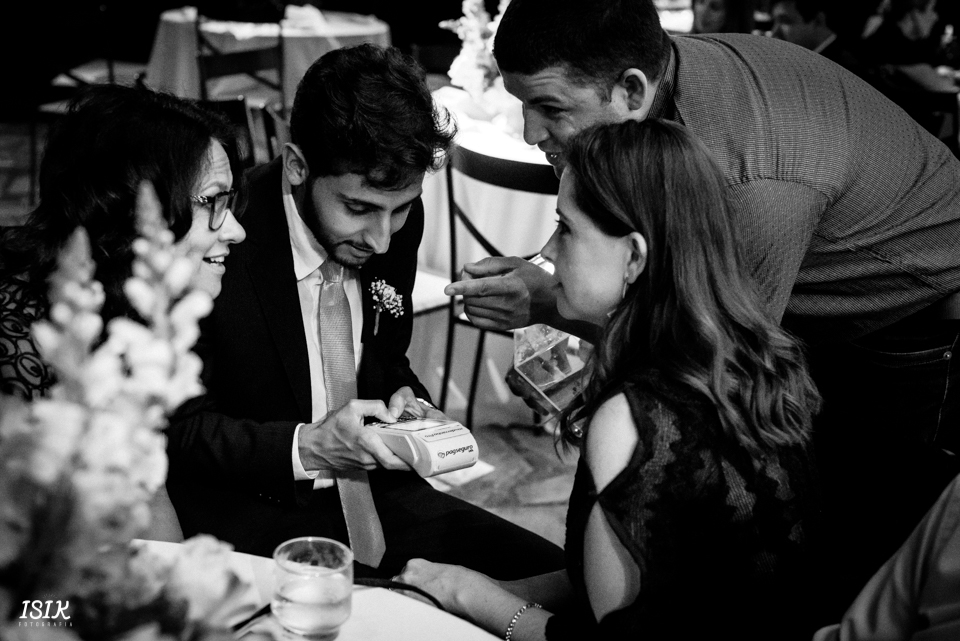 passando a gravata da recepção do casamento