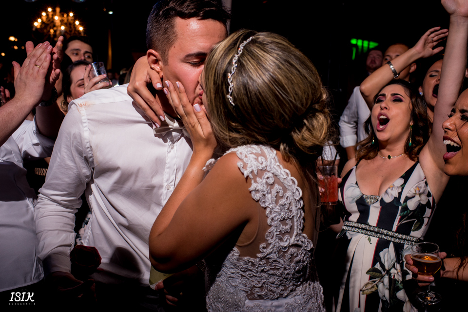 noivos felizes na recepção 