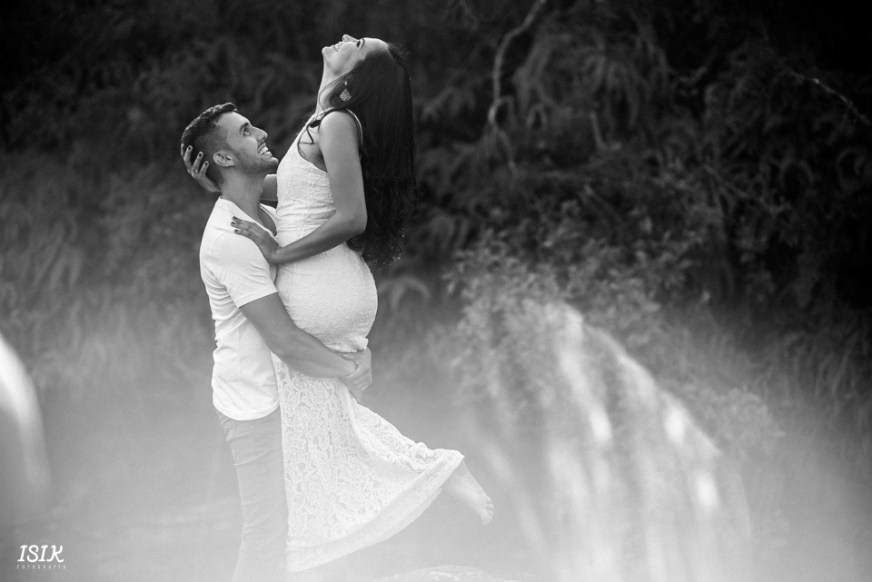 noivos felizes ensaio pré-casamento ibitipoca