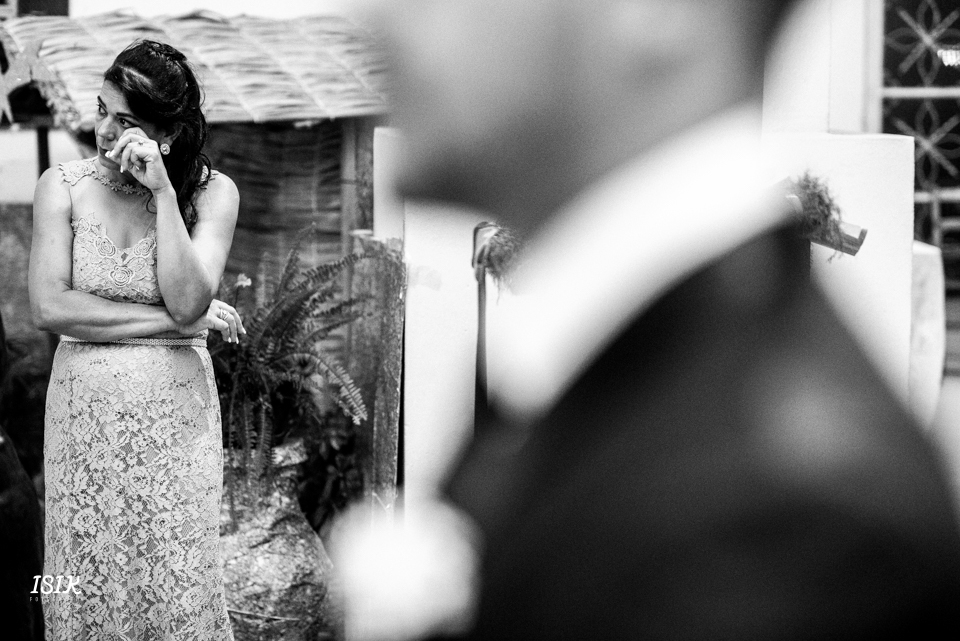 mãe da noiva emocionada na cerimônia de casamento