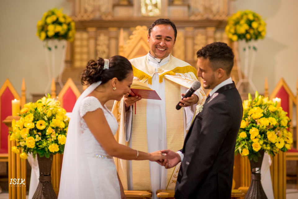 noivos felizes na cerimônia de casamento