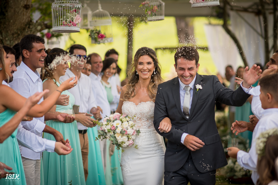 saída dos noivos arroz fotografia de casamento 