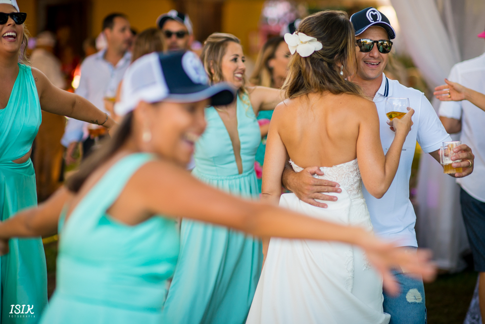 noivos dançando na festa de casamento
