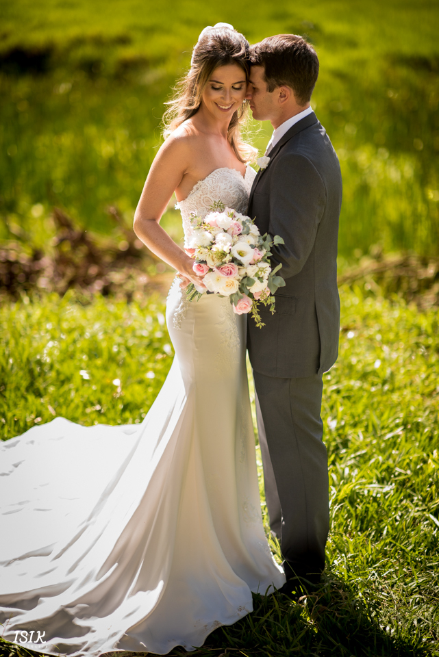 noivos recém casados cerimônia de casamento 