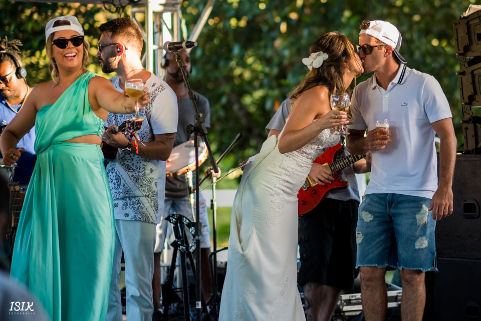noivos felizes na festa de casamento no sítio 