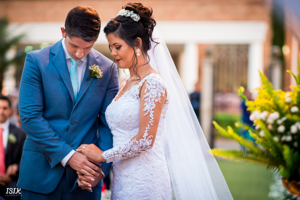 noivos na cerimônia de casamento